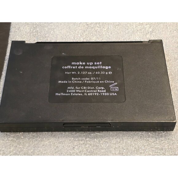 Claires Cosmetics Eyeshadow Palette 70-Color Makeup Set With Mirror - Picture 3 of 3